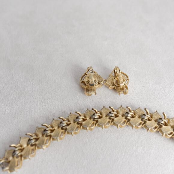 Vintage Crown Trifari Faux Pearl Bracelet Clip On Earrings Set Gold Tone - Picture 5 of 11